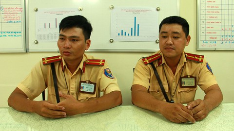 Cháu bé được CSGT bế đi cấp cứu đã được xuất viện - Ảnh 2. Cháu bé được CSGT bế đi cấp cứu đã được xuất viện - Ảnh 2.