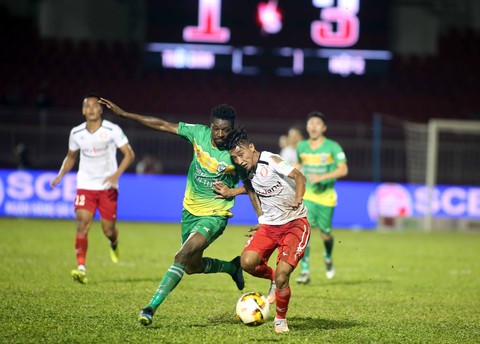 HLV Miura lập kỷ lục 11 trận không thắng ở V-League 2018 - Ảnh 2. HLV Miura lập kỷ lục 11 trận không thắng ở V-League 2018 - Ảnh 2.