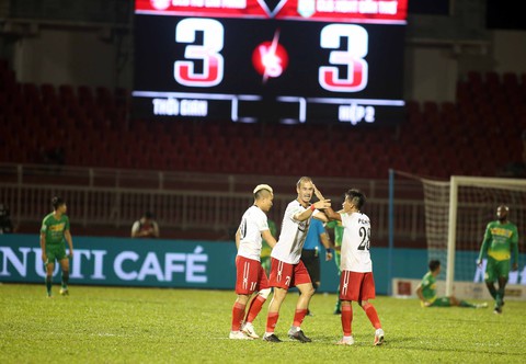 HLV Miura lập kỷ lục 11 trận không thắng ở V-League 2018 - Ảnh 3. HLV Miura lập kỷ lục 11 trận không thắng ở V-League 2018 - Ảnh 3.