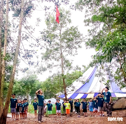 Trẻ trồng rau, cuốc đất trong kỳ nghỉ hè - Ảnh 1. Trẻ trồng rau, cuốc đất trong kỳ nghỉ hè - Ảnh 1.