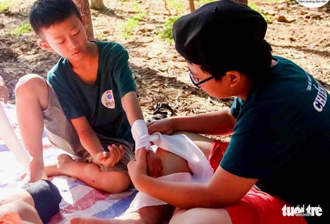 Trẻ trồng rau, cuốc đất trong kỳ nghỉ hè - Ảnh 7. Trẻ trồng rau, cuốc đất trong kỳ nghỉ hè - Ảnh 7.