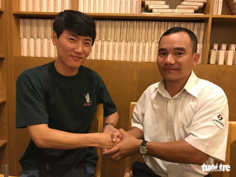 Tài xế taxi TP.HCM trả lại ví cho cảnh sát Hàn Quốc để quên - Ảnh 2. Tài xế taxi TP.HCM trả lại ví cho cảnh sát Hàn Quốc để quên - Ảnh 2.