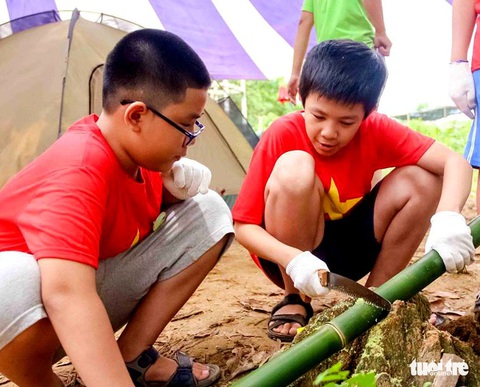 Trẻ trồng rau, cuốc đất trong kỳ nghỉ hè - Ảnh 4. Trẻ trồng rau, cuốc đất trong kỳ nghỉ hè - Ảnh 4.