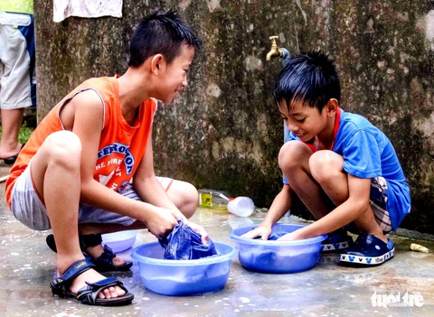 Trẻ trồng rau, cuốc đất trong kỳ nghỉ hè - Ảnh 8. Trẻ trồng rau, cuốc đất trong kỳ nghỉ hè - Ảnh 8.