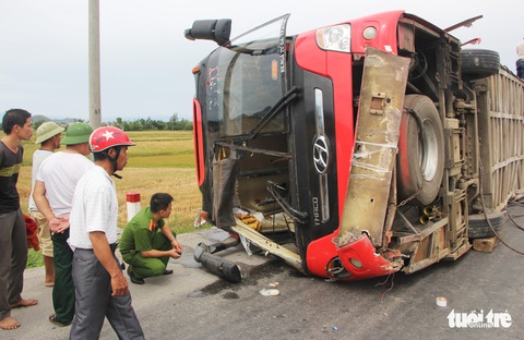 Lật xe giường nằm, 2 người rơi ra ngoài bị xe đè chết - Ảnh 1. Lật xe giường nằm, 2 người rơi ra ngoài bị xe đè chết - Ảnh 1.