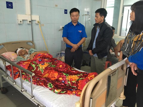 Clip lở núi kinh hoàng, hai lái máy xúc thoát chết thần kỳ - Ảnh 4. Clip lở núi kinh hoàng, hai lái máy xúc thoát chết thần kỳ - Ảnh 4.