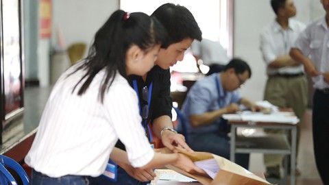 Áp lực của người ra đề thi - Ảnh 1. Áp lực của người ra đề thi - Ảnh 1.