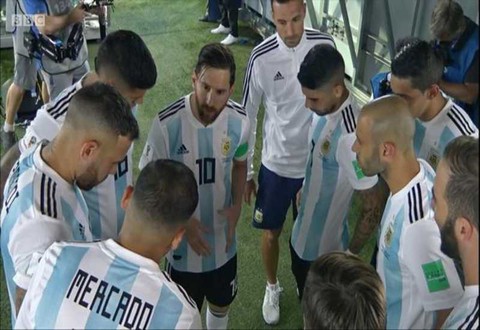 Fan sốc vì lần đầu thấy Messi nói chuyện với tư cách lãnh đạo đội bóng - Ảnh 3. Fan sốc vì lần đầu thấy Messi nói chuyện với tư cách lãnh đạo đội bóng - Ảnh 3.