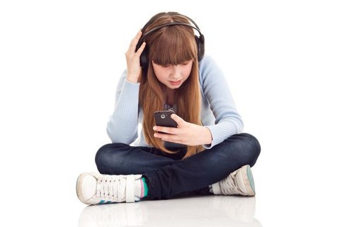 Trẻ em nghe nhạc qua tai nghe dễ bị mất thính lực - Ảnh 1. Trẻ em nghe nhạc qua tai nghe dễ bị mất thính lực - Ảnh 1.