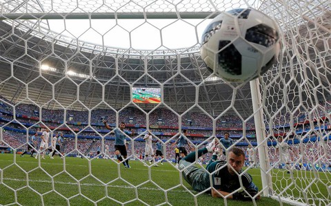 Những khoảnh khắc tràn đầy cảm hứng thể thao vòng bảng World Cup - Ảnh 1. Những khoảnh khắc tràn đầy cảm hứng thể thao vòng bảng World Cup - Ảnh 1.