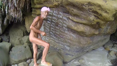 Ông lão sống trần truồng trên đảo hoang một mình gần 30 năm - Ảnh 3. Ông lão sống trần truồng trên đảo hoang một mình gần 30 năm - Ảnh 3.