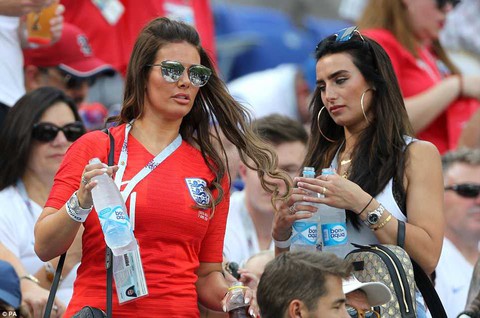 Vợ các cầu thủ Anh làm gì trong lúc lang quân thi đấu ở World Cup? - Ảnh 4. Vợ các cầu thủ Anh làm gì trong lúc lang quân thi đấu ở World Cup? - Ảnh 4.