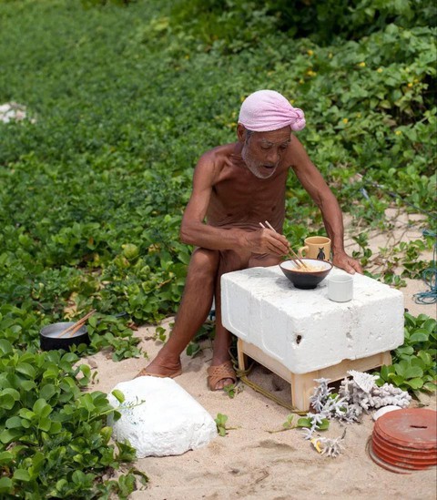 Ông lão sống trần truồng trên đảo hoang một mình gần 30 năm - Ảnh 4. Ông lão sống trần truồng trên đảo hoang một mình gần 30 năm - Ảnh 4.