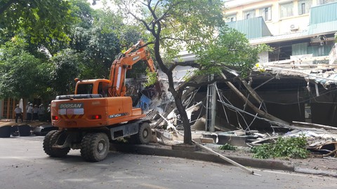 Cưỡng chế hàng loạt công trình trên mương cống hóa Phan Kế Bính - Ảnh 4. Cưỡng chế hàng loạt công trình trên mương cống hóa Phan Kế Bính - Ảnh 4.