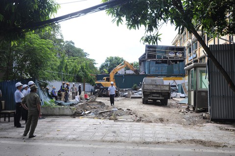 Cưỡng chế hàng loạt công trình trên mương cống hóa Phan Kế Bính - Ảnh 5. Cưỡng chế hàng loạt công trình trên mương cống hóa Phan Kế Bính - Ảnh 5.