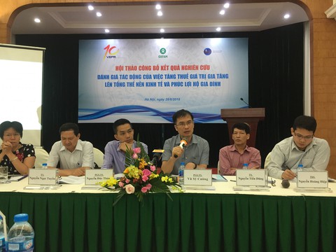 Tăng thuế VAT: Sẽ có thêm 202.000 người nghèo? - Ảnh 1. Tăng thuế VAT: Sẽ có thêm 202.000 người nghèo? - Ảnh 1.