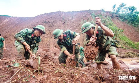 5 người bị vùi lấp ở bản Nậm Há, 5 ngày mòn mỏi tìm kiếm - Ảnh 1. 5 người bị vùi lấp ở bản Nậm Há, 5 ngày mòn mỏi tìm kiếm - Ảnh 1.