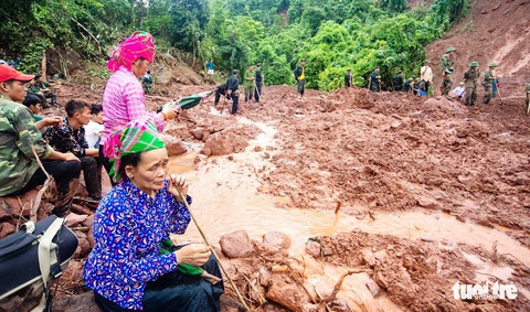 5 người bị vùi lấp ở bản Nậm Há, 5 ngày mòn mỏi tìm kiếm - Ảnh 2. 5 người bị vùi lấp ở bản Nậm Há, 5 ngày mòn mỏi tìm kiếm - Ảnh 2.