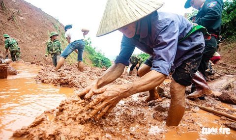 5 người bị vùi lấp ở bản Nậm Há, 5 ngày mòn mỏi tìm kiếm - Ảnh 4. 5 người bị vùi lấp ở bản Nậm Há, 5 ngày mòn mỏi tìm kiếm - Ảnh 4.
