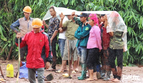 5 người bị vùi lấp ở bản Nậm Há, 5 ngày mòn mỏi tìm kiếm - Ảnh 6. 5 người bị vùi lấp ở bản Nậm Há, 5 ngày mòn mỏi tìm kiếm - Ảnh 6.
