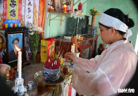 Bạn đọc Tuổi Trẻ sẻ chia với cô học trò đeo 2 vòng tang đi thi - Ảnh 1. Bạn đọc Tuổi Trẻ sẻ chia với cô học trò đeo 2 vòng tang đi thi - Ảnh 1.