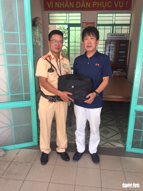 CSGT Đà Nẵng tìm du khách Nhật đánh rơi tài sản để trao trả - Ảnh 1. CSGT Đà Nẵng tìm du khách Nhật đánh rơi tài sản để trao trả - Ảnh 1.