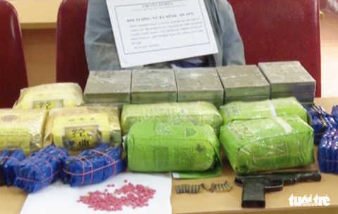 Bắt giữ thầy giáo thủ súng, vận chuyển 20 bánh heroin - Ảnh 2. Bắt giữ thầy giáo thủ súng, vận chuyển 20 bánh heroin - Ảnh 2.