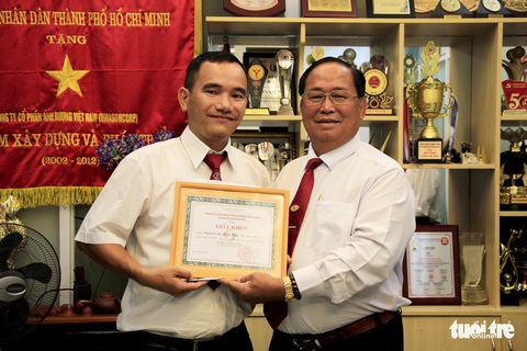 Thưởng tài xế taxi TP.HCM trả ví cho cảnh sát Hàn Quốc để quên - Ảnh 1. Thưởng tài xế taxi TP.HCM trả ví cho cảnh sát Hàn Quốc để quên - Ảnh 1.