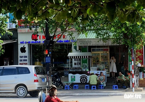 Xe biển xanh đậu ngay đèn đỏ chờ cán bộ ngồi quán vỉa hè - Ảnh 1. Xe biển xanh đậu ngay đèn đỏ chờ cán bộ ngồi quán vỉa hè - Ảnh 1.