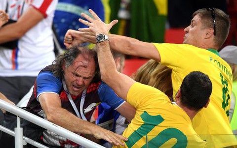 Fan Brazil và Serbia giật tóc, vung cú đấm… trên khán đài - Ảnh 1. Fan Brazil và Serbia giật tóc, vung cú đấm… trên khán đài - Ảnh 1.
