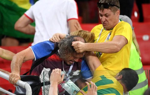 Fan Brazil và Serbia giật tóc, vung cú đấm… trên khán đài - Ảnh 2. Fan Brazil và Serbia giật tóc, vung cú đấm… trên khán đài - Ảnh 2.