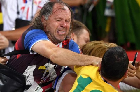 Fan Brazil và Serbia giật tóc, vung cú đấm… trên khán đài - Ảnh 3. Fan Brazil và Serbia giật tóc, vung cú đấm… trên khán đài - Ảnh 3.