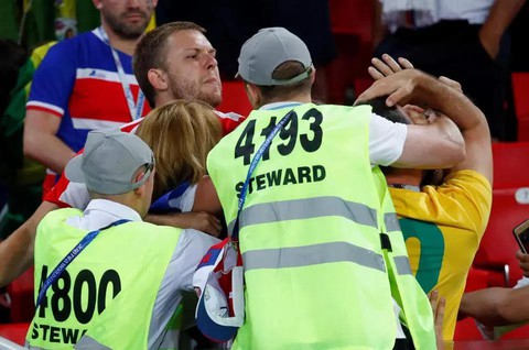 Fan Brazil và Serbia giật tóc, vung cú đấm… trên khán đài - Ảnh 4. Fan Brazil và Serbia giật tóc, vung cú đấm… trên khán đài - Ảnh 4.