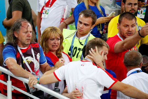 Fan Brazil và Serbia giật tóc, vung cú đấm… trên khán đài - Ảnh 5. Fan Brazil và Serbia giật tóc, vung cú đấm… trên khán đài - Ảnh 5.