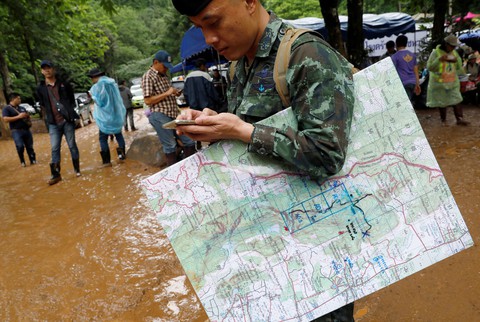 Cuộc tìm kiếm đội bóng U-16 Thái Lan bị ngưng nhưng hi vọng vẫn còn - Ảnh 4. Cuộc tìm kiếm đội bóng U-16 Thái Lan bị ngưng nhưng hi vọng vẫn còn - Ảnh 4.