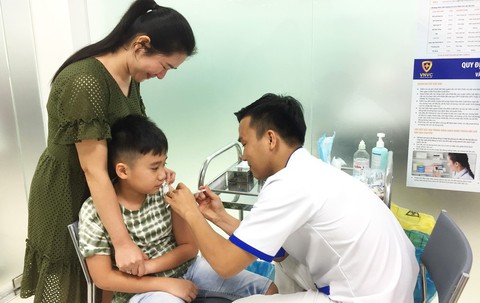 Nhiều người chích ngừa cúm A/H1N1 - Ảnh 1. Nhiều người chích ngừa cúm A/H1N1 - Ảnh 1.