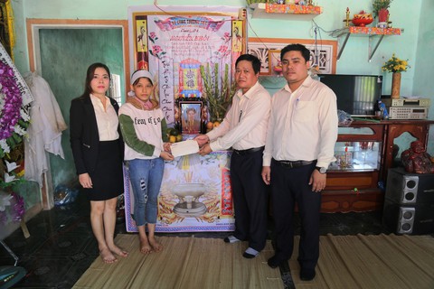 Bạn đọc hỗ trợ cô học trò đeo hai vòng tang đi thi 50 triệu đồng - Ảnh 1. Bạn đọc hỗ trợ cô học trò đeo hai vòng tang đi thi 50 triệu đồng - Ảnh 1.