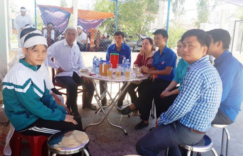 Làm được nửa bài thi tôi lại nhớ đến ba - Ảnh 1. Làm được nửa bài thi tôi lại nhớ đến ba - Ảnh 1.