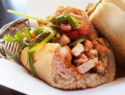Nửa cái bánh mì nhân nghĩa - Ảnh 1. Nửa cái bánh mì nhân nghĩa - Ảnh 1.
