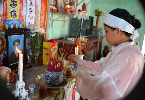 Bạn đọc hỗ trợ cô học trò đeo hai vòng tang đi thi 50 triệu đồng - Ảnh 3. Bạn đọc hỗ trợ cô học trò đeo hai vòng tang đi thi 50 triệu đồng - Ảnh 3.
