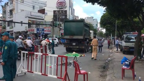Xe chở rác của Công ty Môi trường TP.HCM cán chết một phụ nữ - Ảnh 1. Xe chở rác của Công ty Môi trường TP.HCM cán chết một phụ nữ - Ảnh 1.