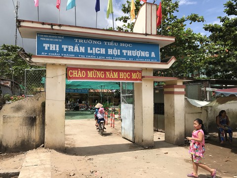 Học sinh ngồi nhầm lớp, hiệu trưởng xuống làm giáo viên - Ảnh 1. Học sinh ngồi nhầm lớp, hiệu trưởng xuống làm giáo viên - Ảnh 1.