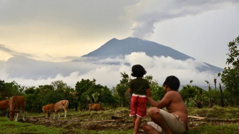 Bali đóng cửa sân bay quốc tế vì phun trào núi lửa - Ảnh 1. Bali đóng cửa sân bay quốc tế vì phun trào núi lửa - Ảnh 1.