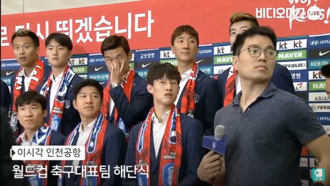 Các Oppa tuyển Hàn Quốc bị fan ném trứng sống khi về nước - Ảnh 3. Các Oppa tuyển Hàn Quốc bị fan ném trứng sống khi về nước - Ảnh 3.