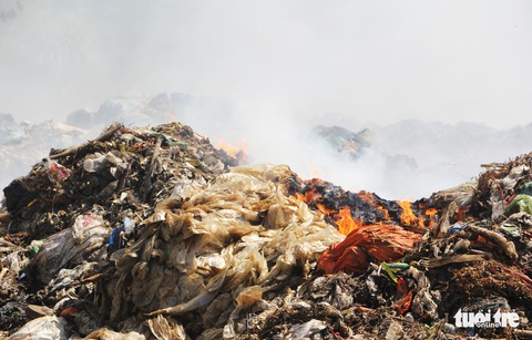 Cháy bãi rác bốn ngày, hơn 30 người dân nôn ói, tức ngực - Ảnh 4. Cháy bãi rác bốn ngày, hơn 30 người dân nôn ói, tức ngực - Ảnh 4.
