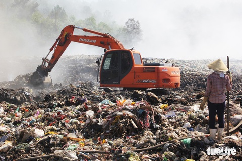 Cháy bãi rác bốn ngày, hơn 30 người dân nôn ói, tức ngực - Ảnh 5. Cháy bãi rác bốn ngày, hơn 30 người dân nôn ói, tức ngực - Ảnh 5.