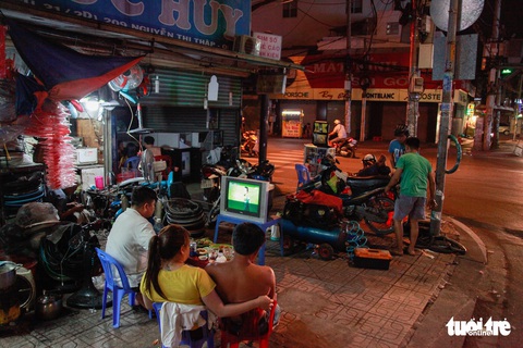 Cùng xuống phố coi World Cup 2018 - Ảnh 8. Cùng xuống phố coi World Cup 2018 - Ảnh 8.