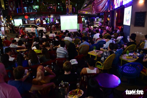 Cùng xuống phố coi World Cup 2018 - Ảnh 6. Cùng xuống phố coi World Cup 2018 - Ảnh 6.