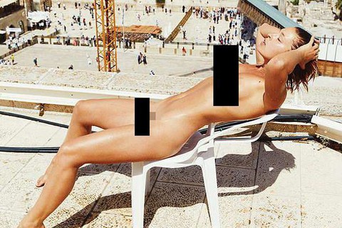 Người mẫu gây sốc vì chụp nude ở Bức tường Than khóc Jerusalem - Ảnh 1. Người mẫu gây sốc vì chụp nude ở Bức tường Than khóc Jerusalem - Ảnh 1.