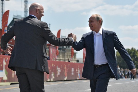 Ông Putin sút bóng ở Quảng trường Đỏ, ông Trump khen World Cup ở Nga - Ảnh 2. Ông Putin sút bóng ở Quảng trường Đỏ, ông Trump khen World Cup ở Nga - Ảnh 2.